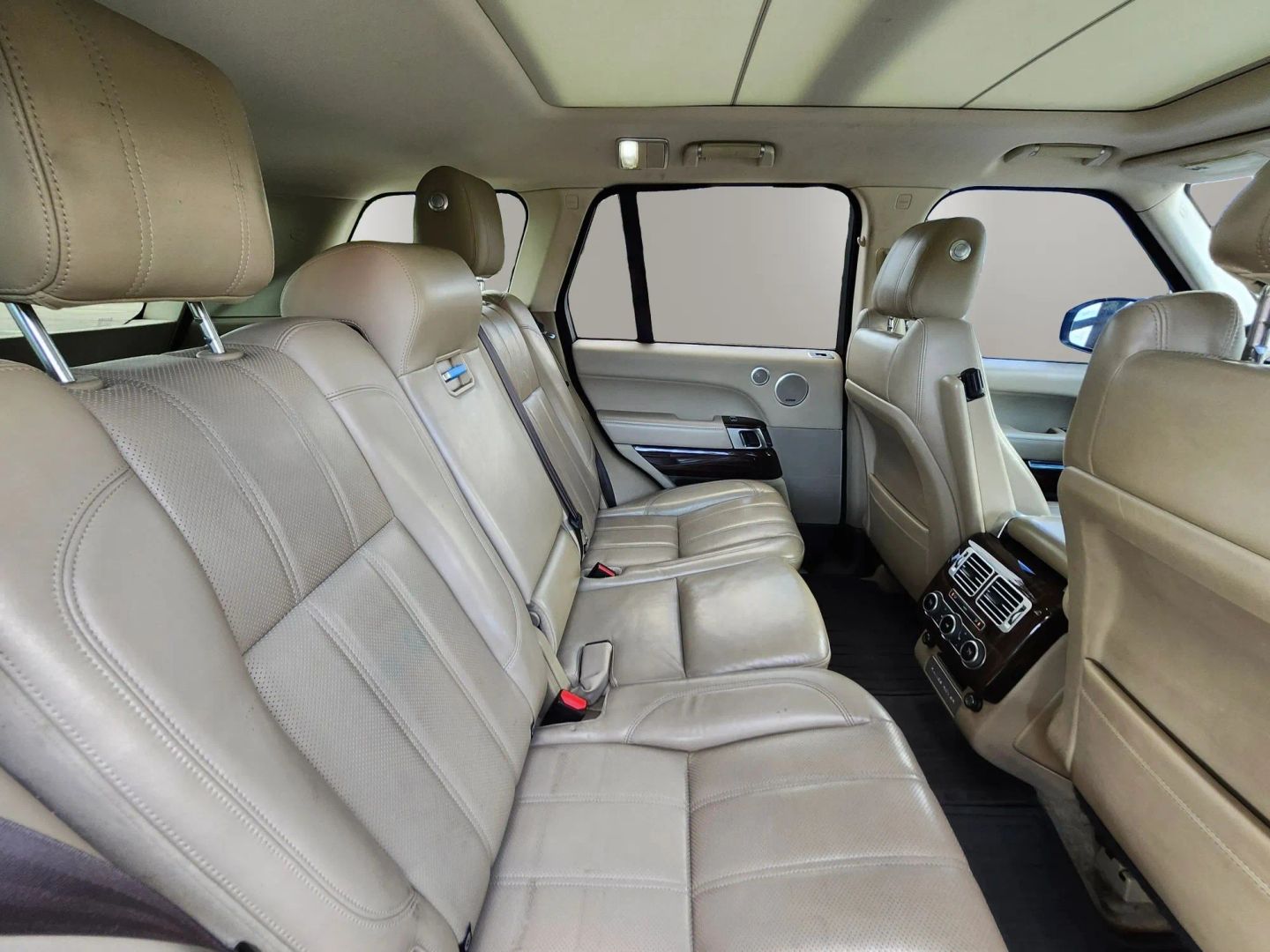 Photo 15 of this Land Rover Range Rover