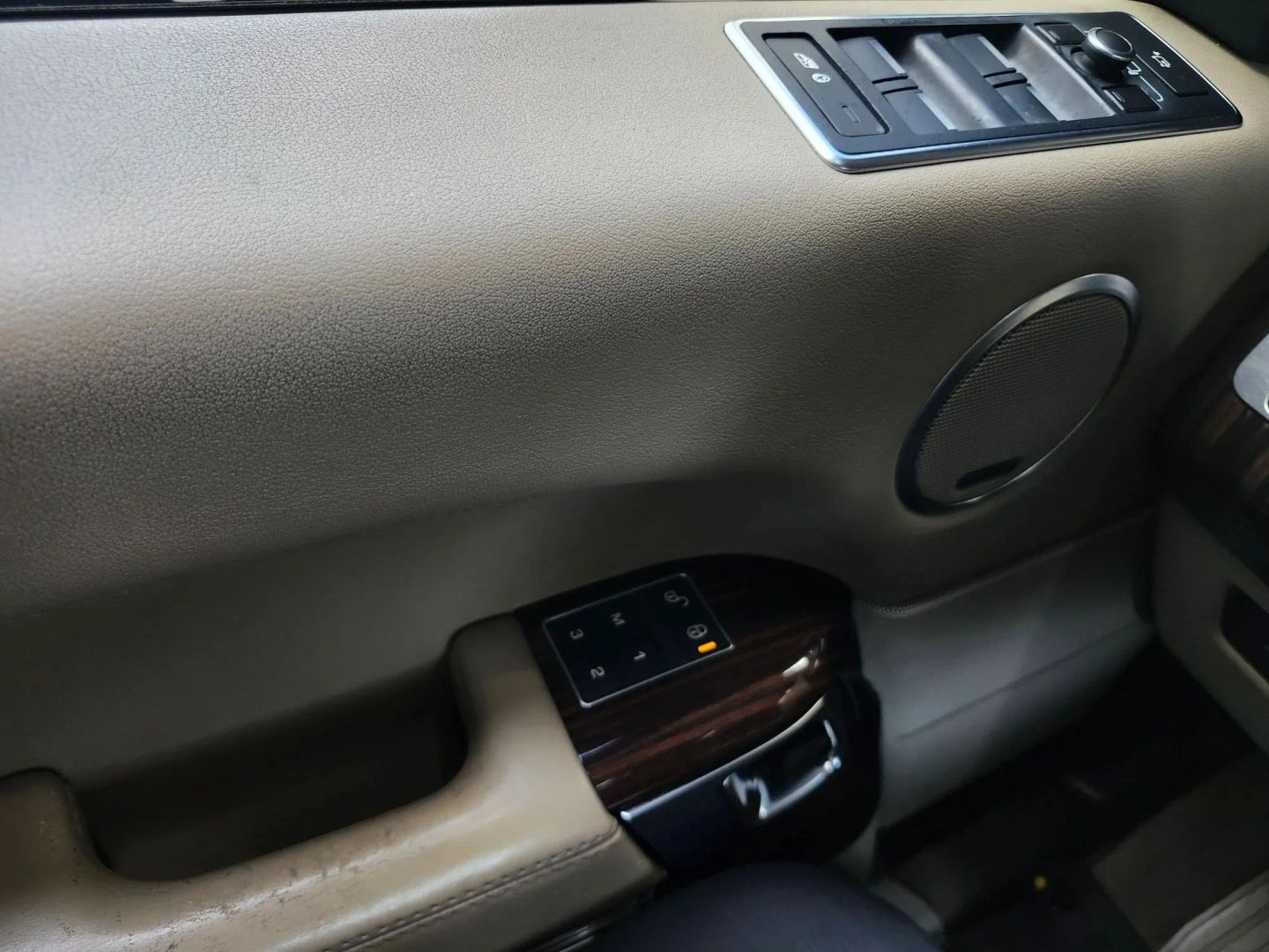 Photo 30 of this Land Rover Range Rover