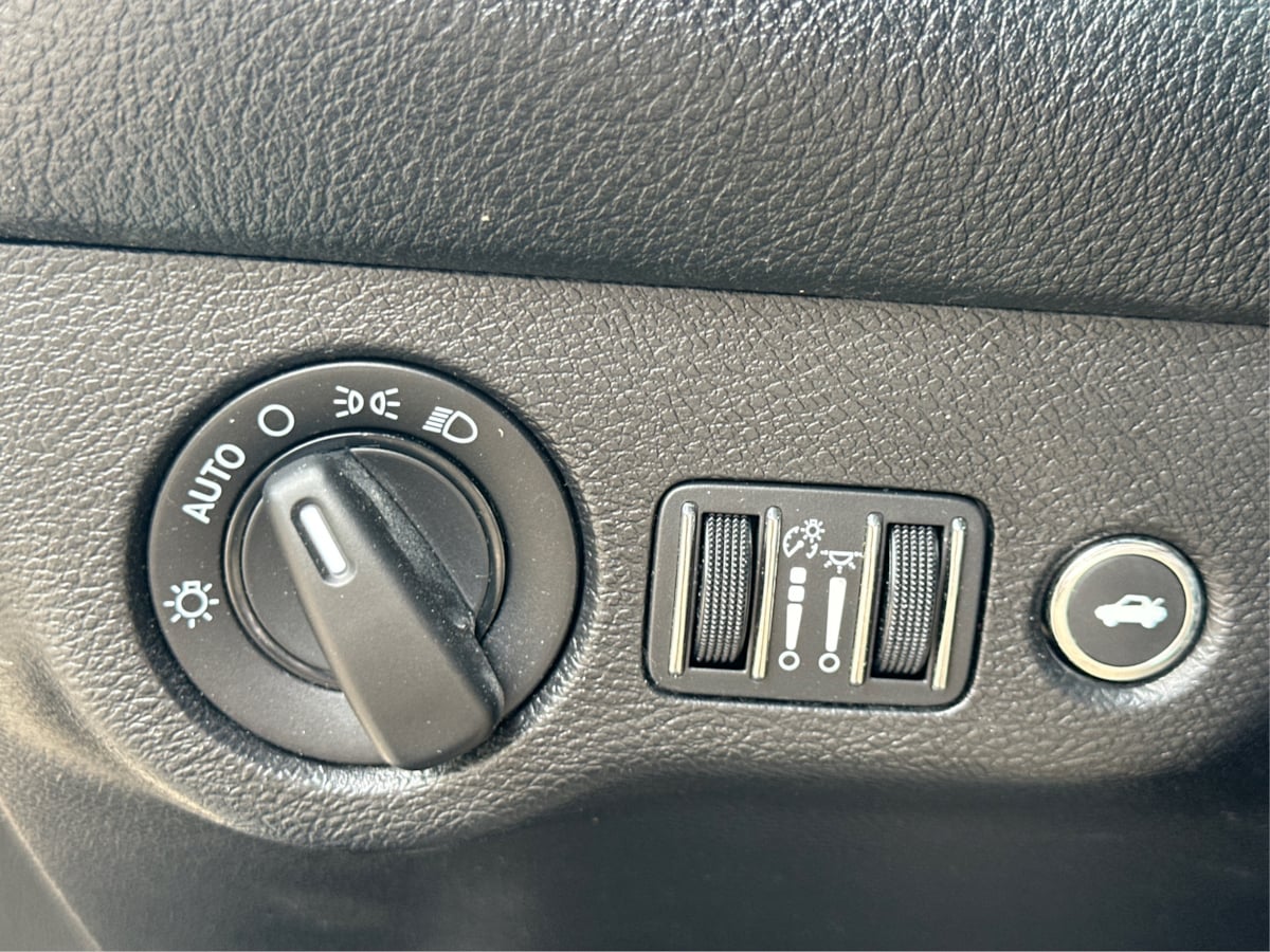 2019 Dodge Challenger SXT photo 16