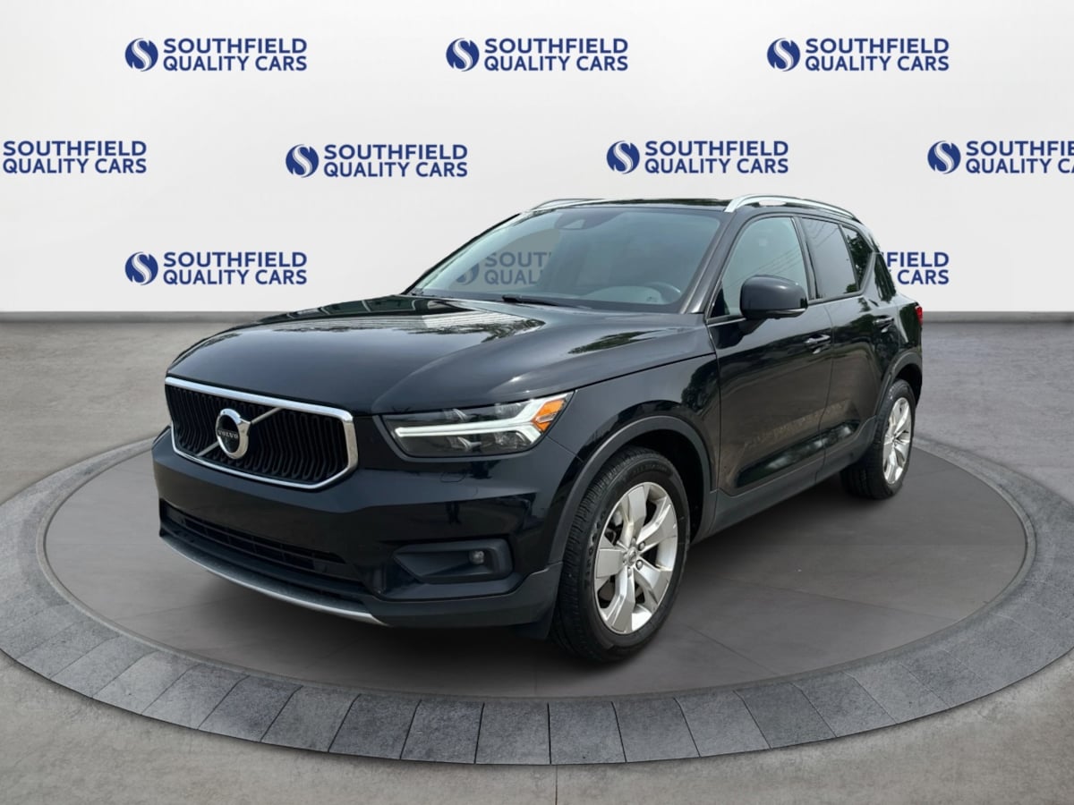 2021 Volvo XC40 Momentum photo 2