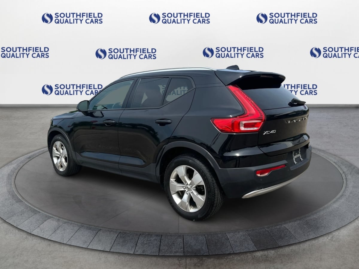 2021 Volvo XC40 Momentum photo 4
