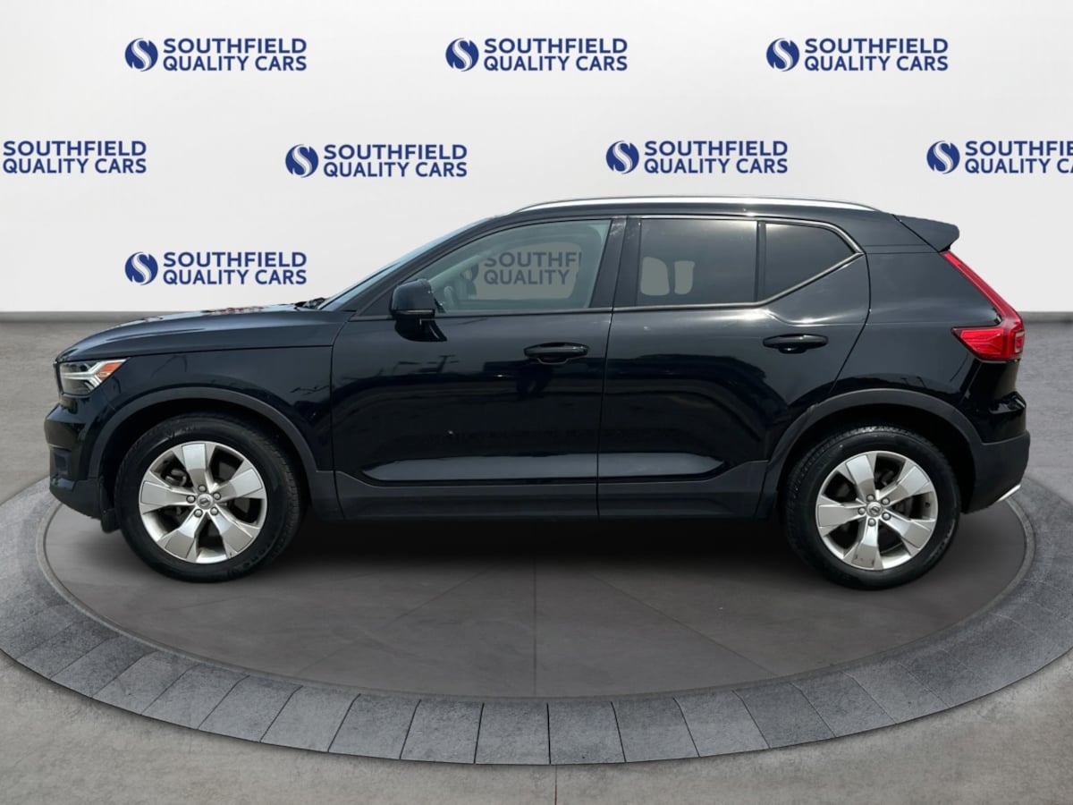 2021 Volvo XC40 Momentum photo 3