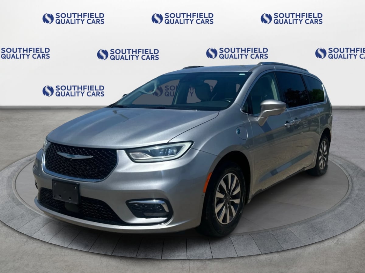2021 Chrysler Pacifica Touring L photo 2