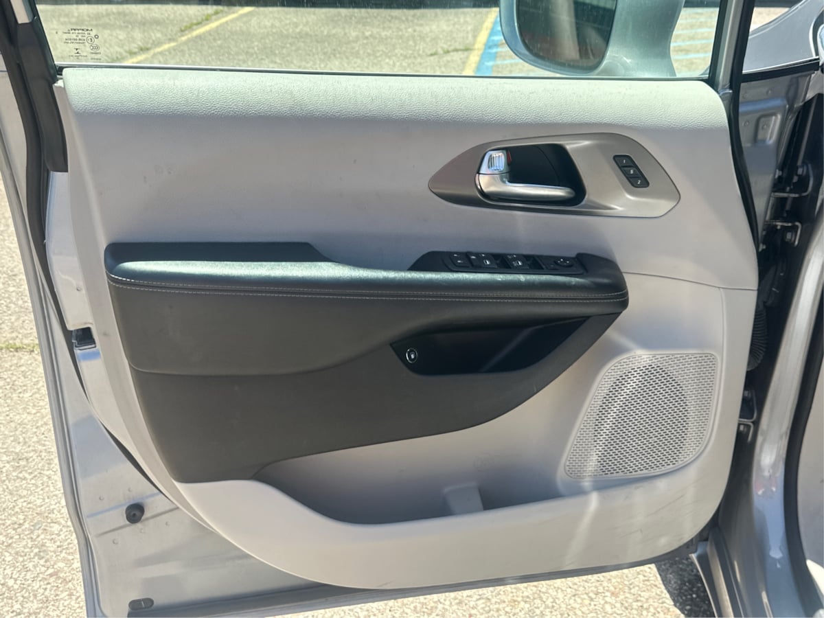 2021 Chrysler Pacifica Touring L photo 14