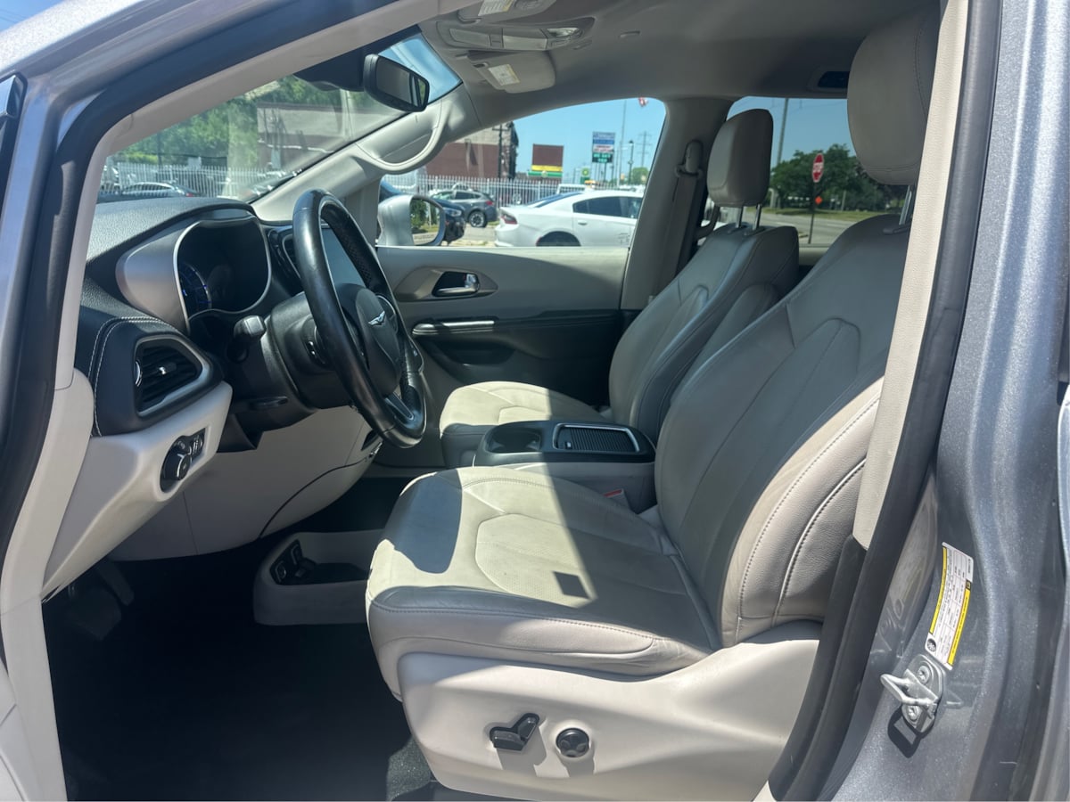 2021 Chrysler Pacifica Touring L photo 10