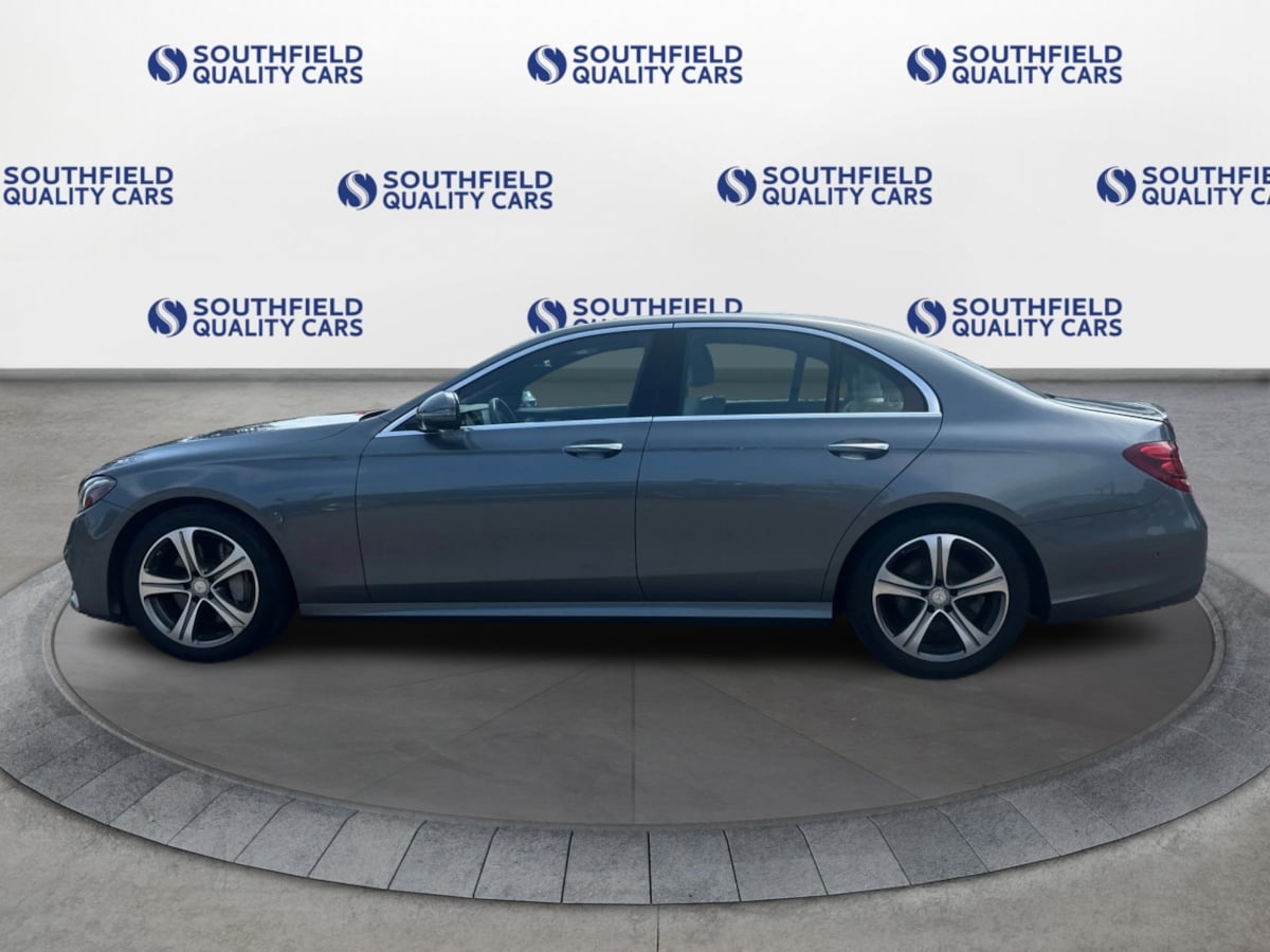 2017 Mercedes Benz E 300 4MATIC photo 3