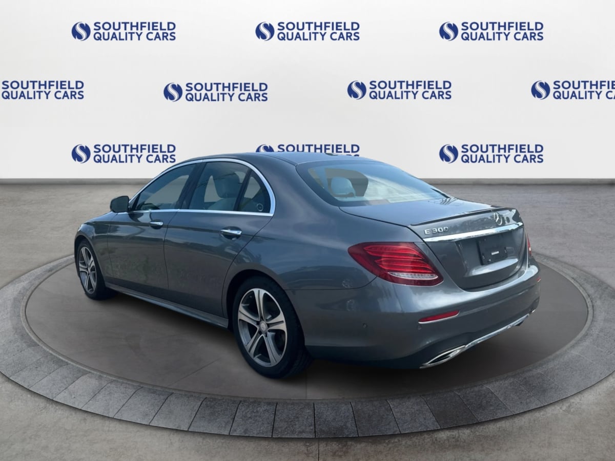 2017 Mercedes Benz E 300 4MATIC photo 4