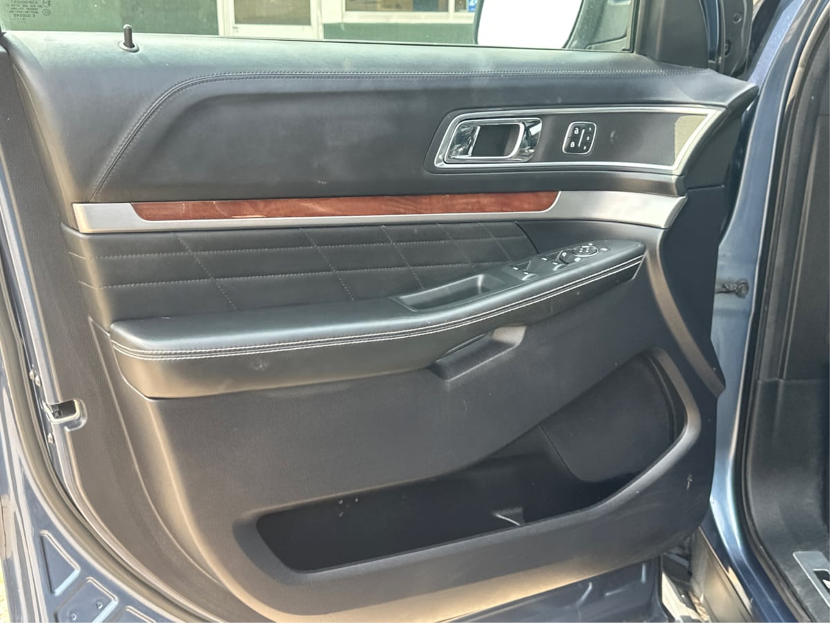 2019 Ford Explorer Platinum photo 10