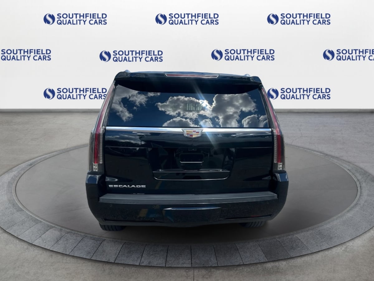 2018 Cadillac Escalade Luxury photo 3