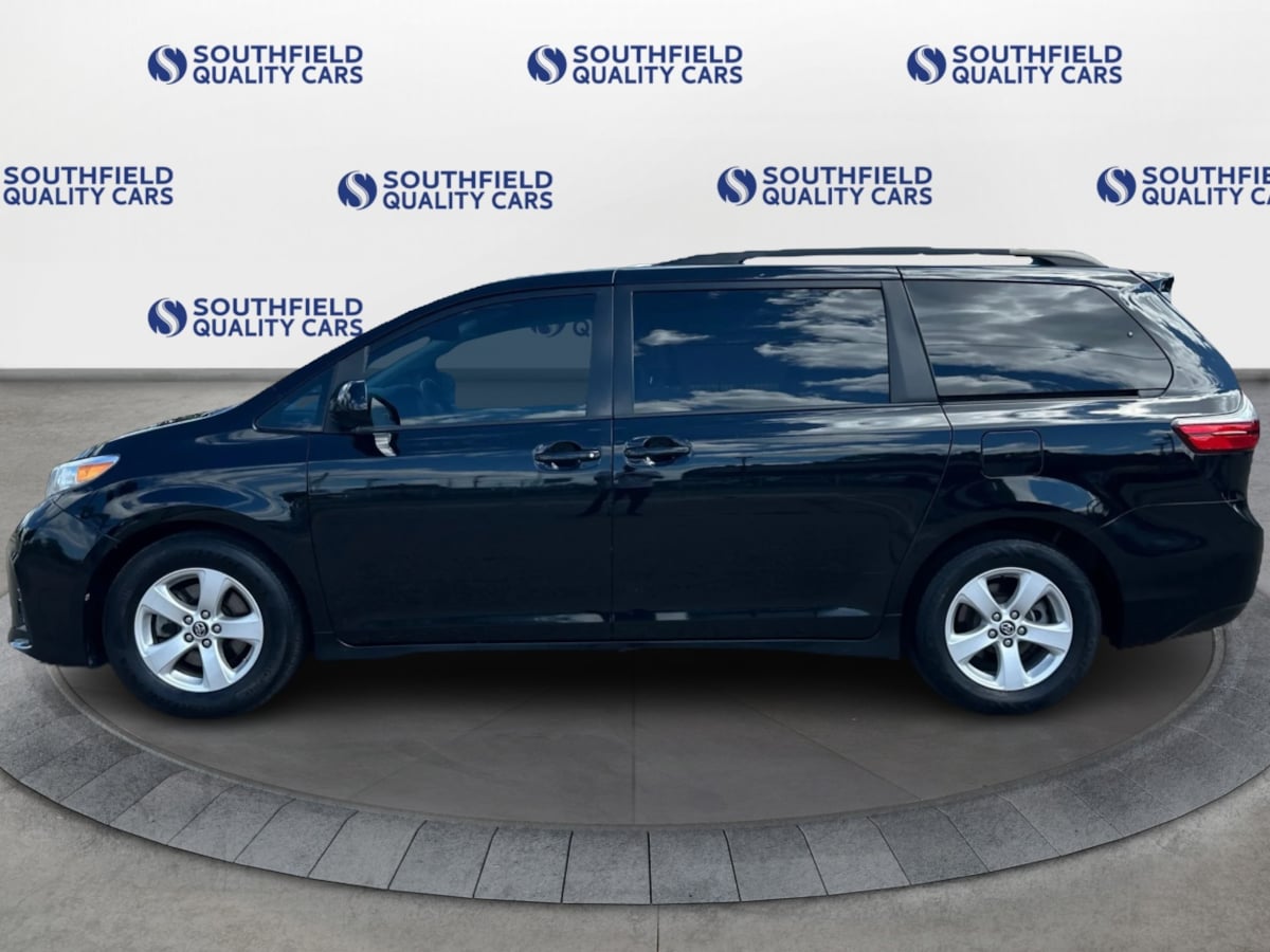 2020 Toyota Sienna LE photo 3