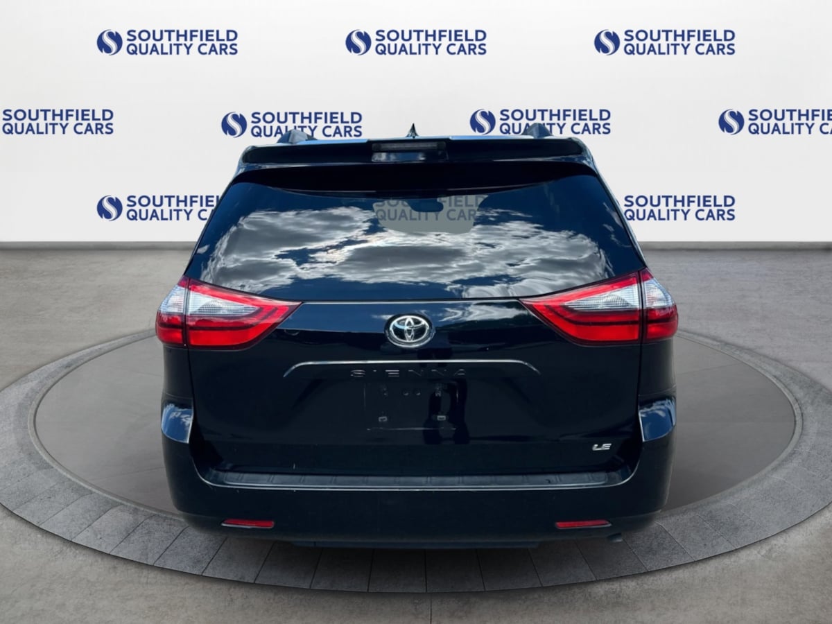 2020 Toyota Sienna LE photo 5