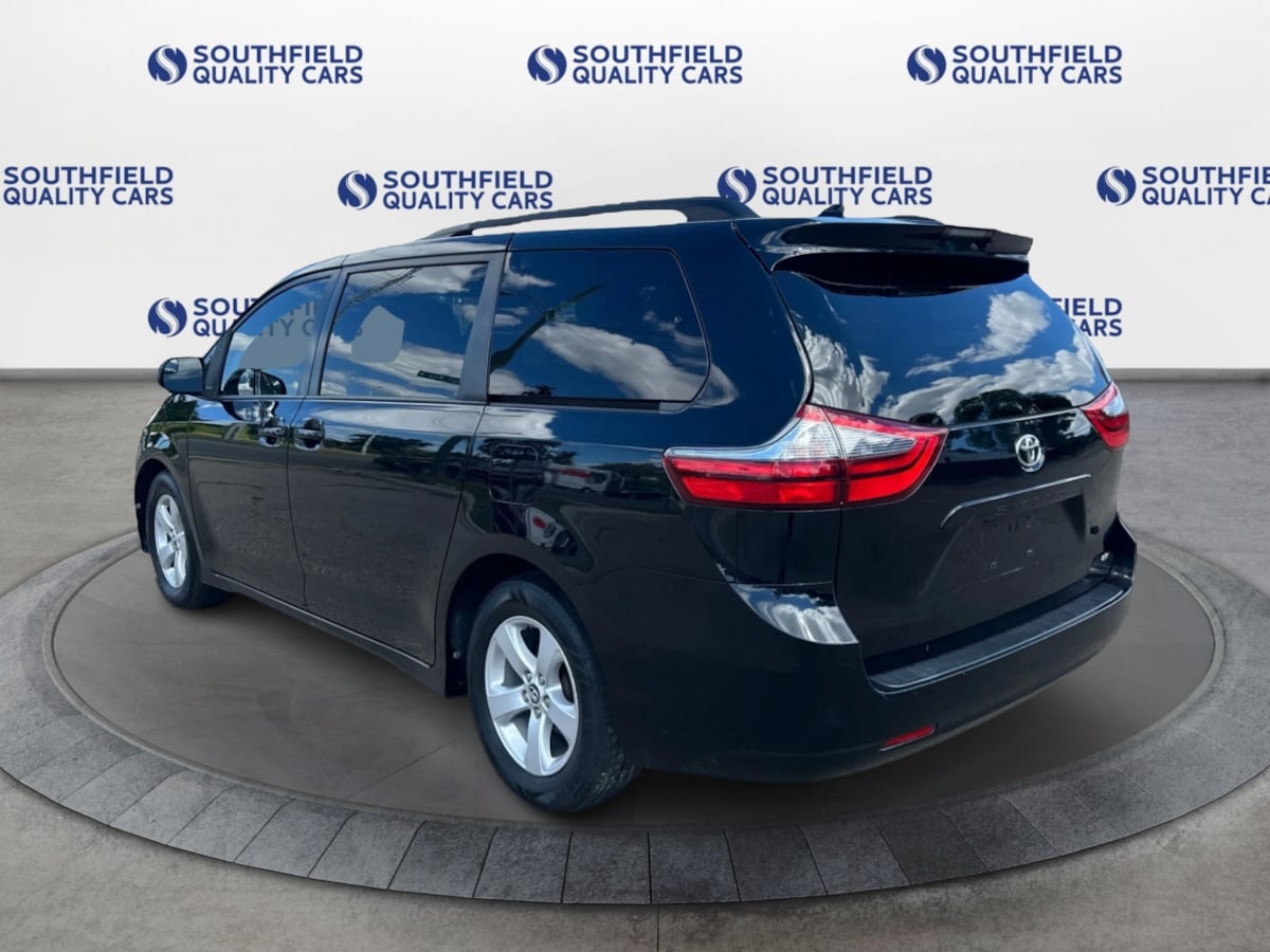 2020 Toyota Sienna LE photo 4