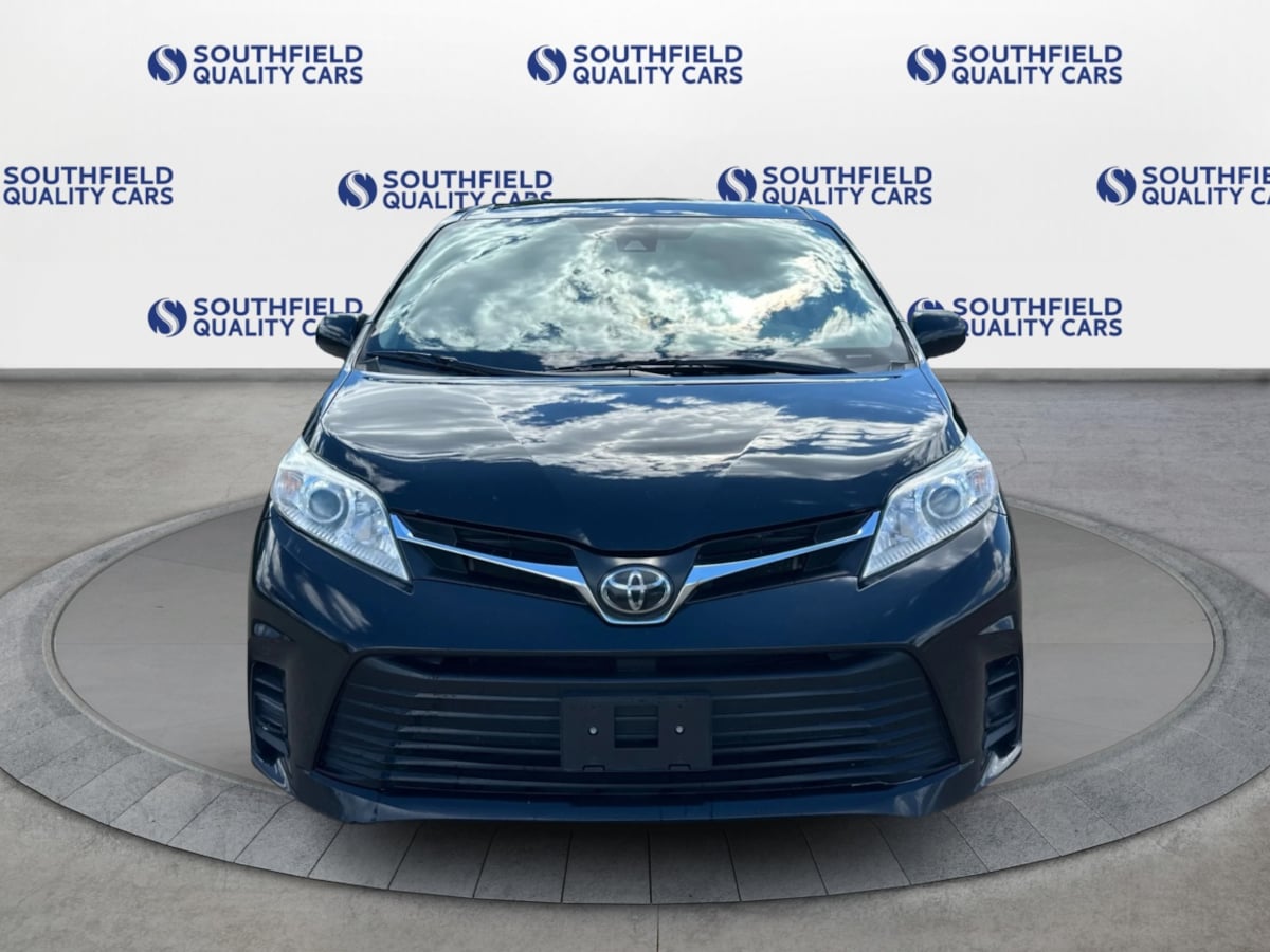 2020 Toyota Sienna LE photo 9