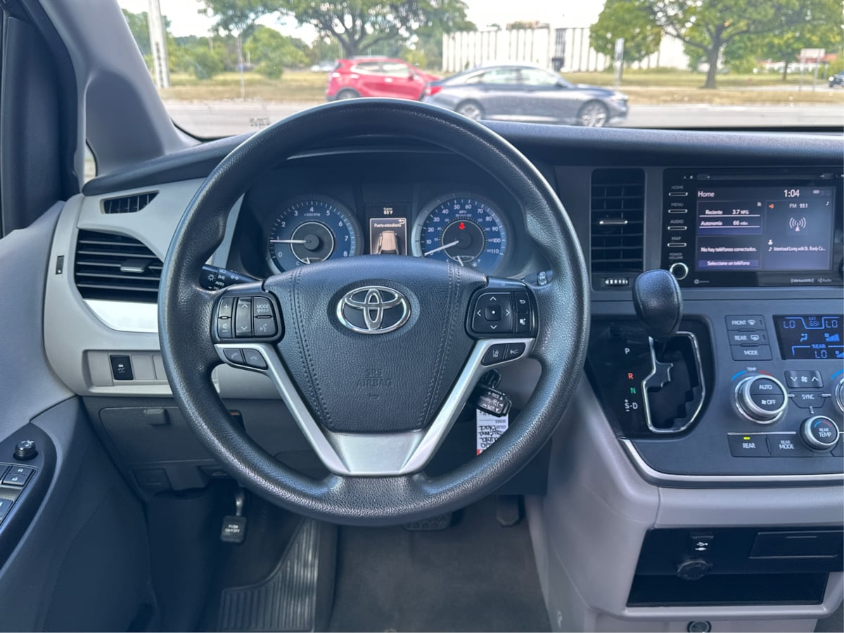 2020 Toyota Sienna LE photo 14
