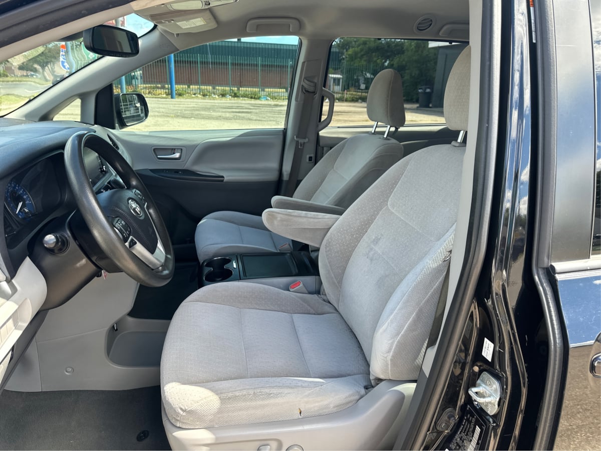 2020 Toyota Sienna LE photo 10