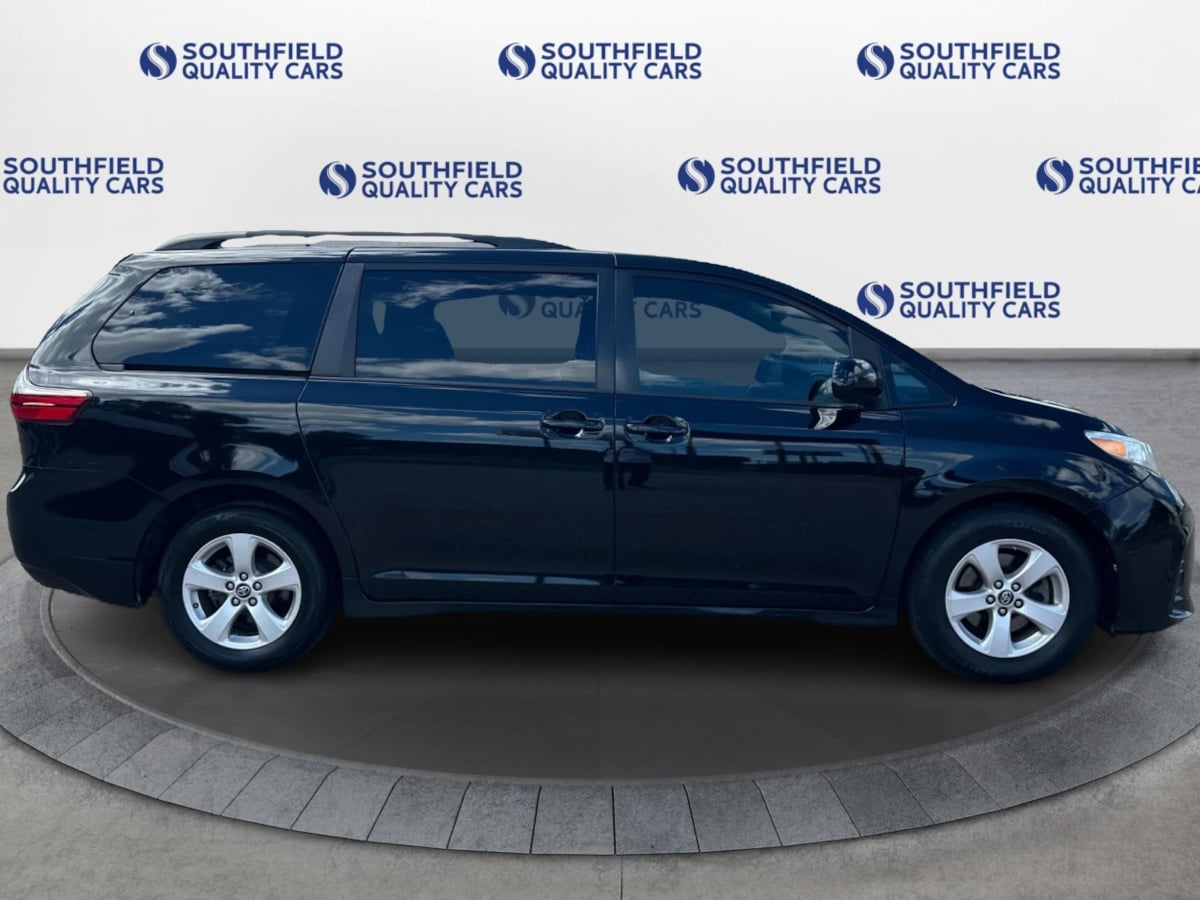 2020 Toyota Sienna LE photo 8