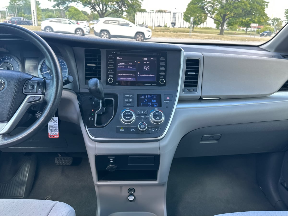 2020 Toyota Sienna LE photo 15