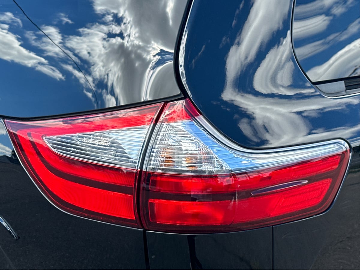 2020 Toyota Sienna LE photo 25