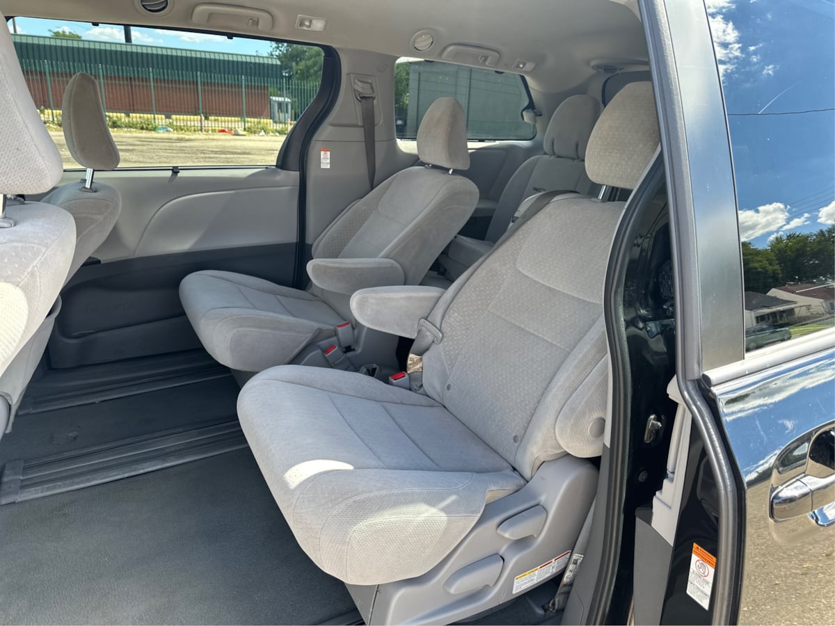 2020 Toyota Sienna LE photo 11