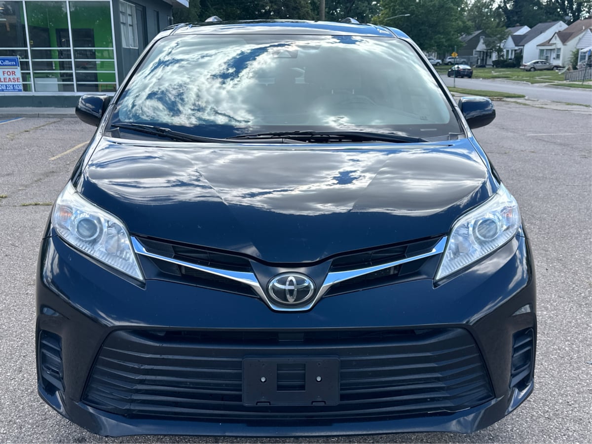 2020 Toyota Sienna LE photo 19