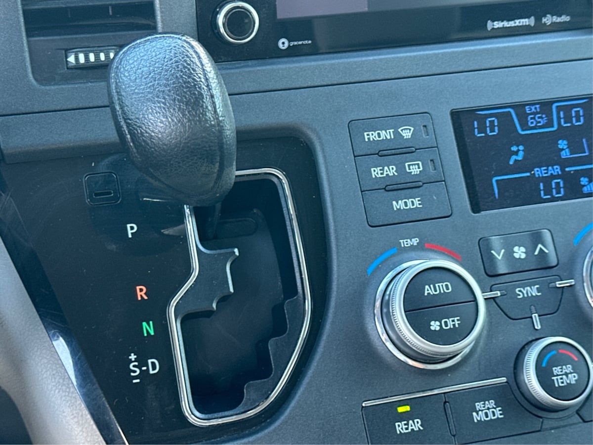 2020 Toyota Sienna LE photo 34