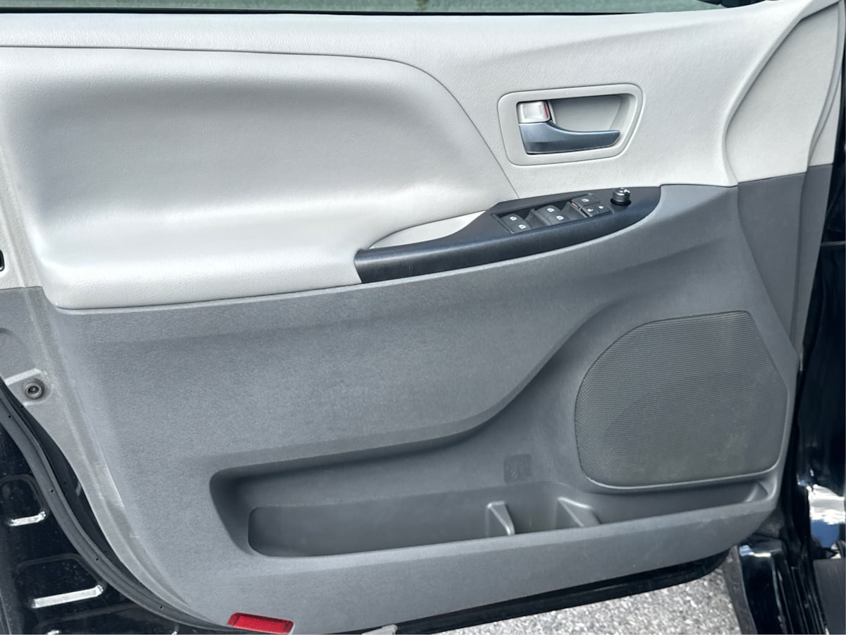 2020 Toyota Sienna LE photo 13