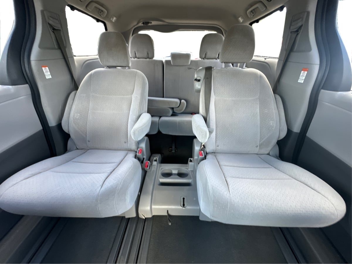 2020 Toyota Sienna LE photo 18