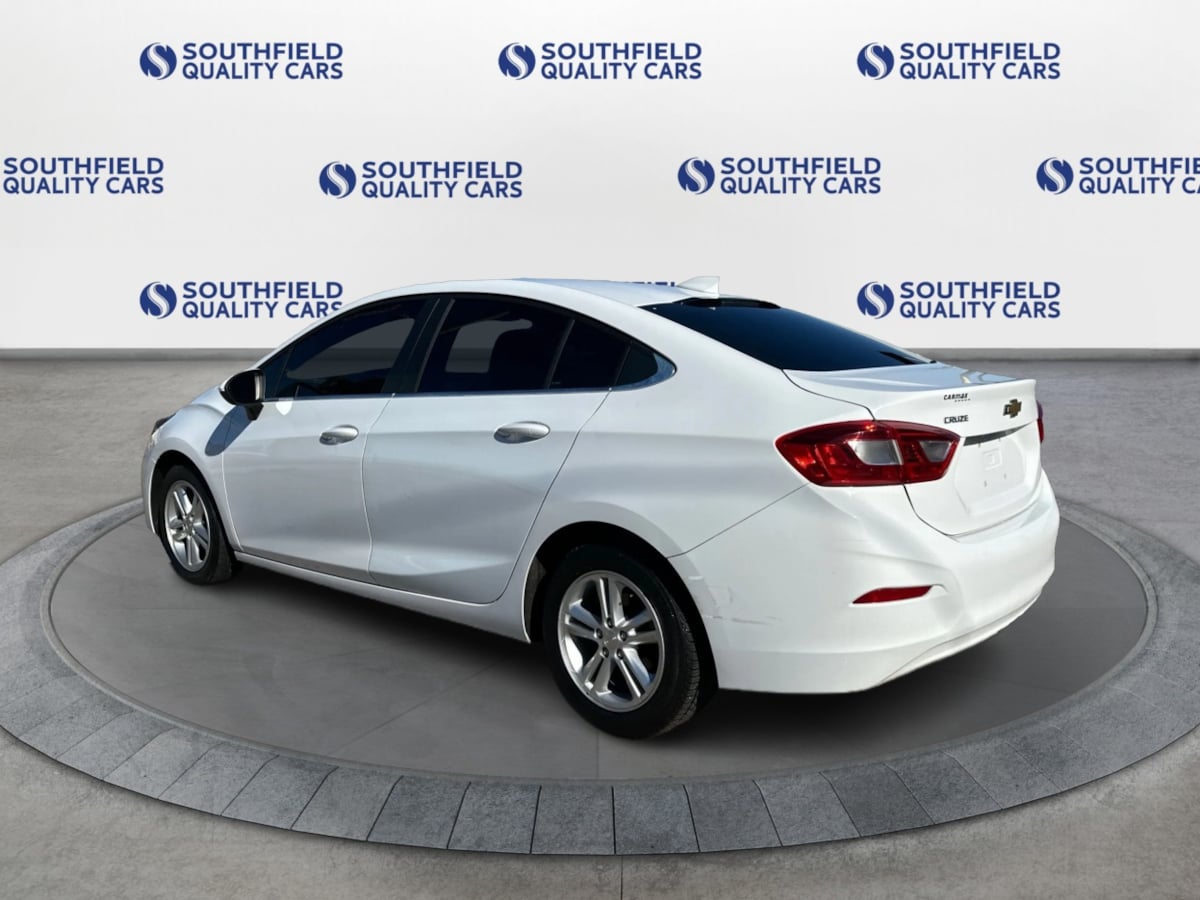 2017 Chevrolet Cruze LT photo 4