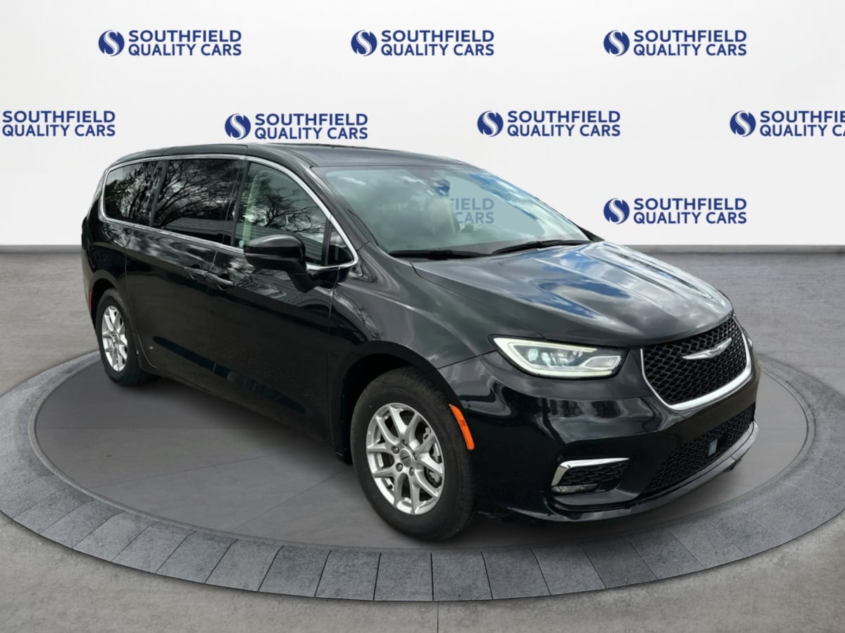 Chrysler Pacifica photo 2
