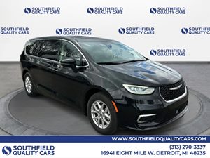 View 2023 Chrysler Pacifica 