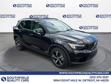 2023 Volvo XC40 Plus Dark Theme