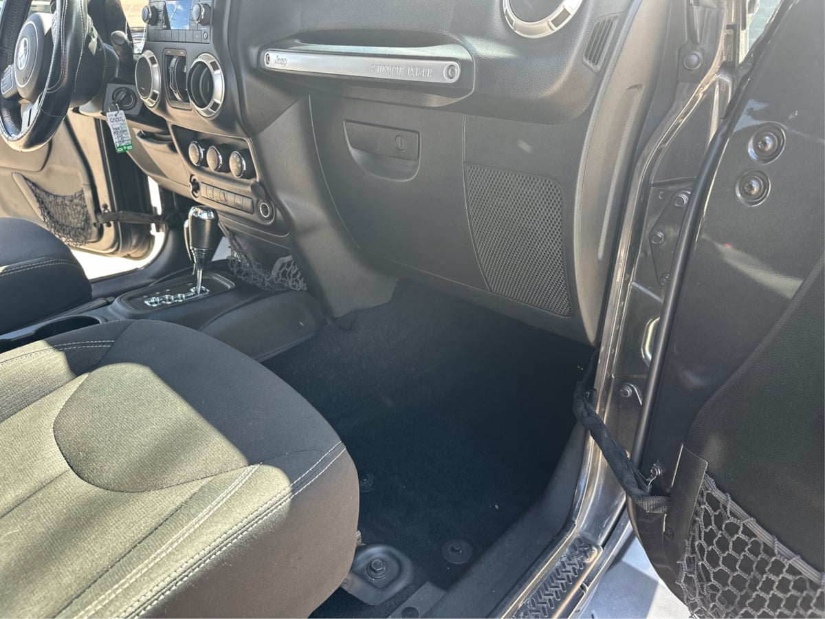 Jeep Wrangler photo 16