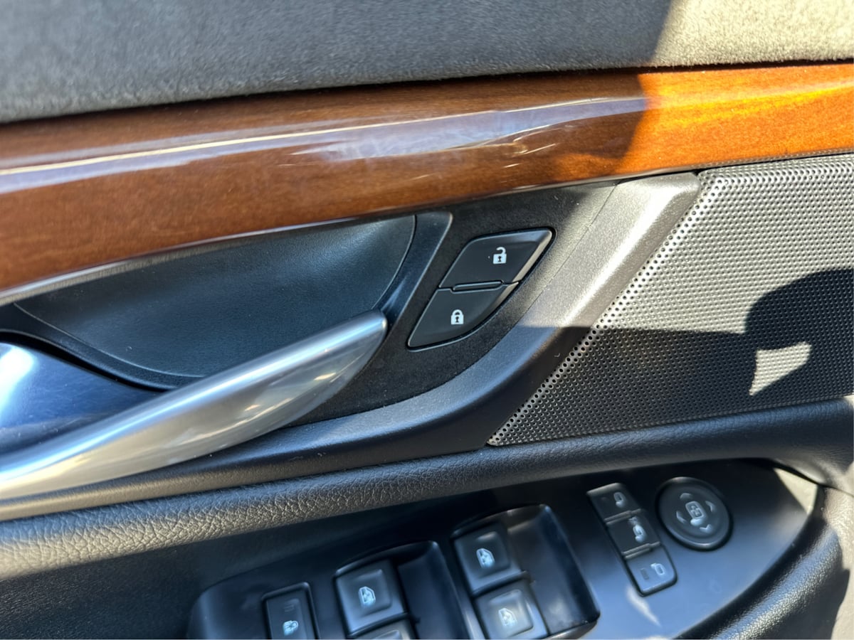 Cadillac Escalade ESV photo 17