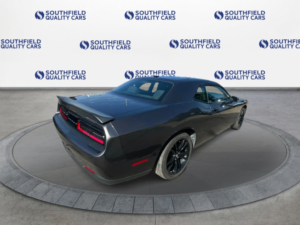 Dodge Challenger photo 8