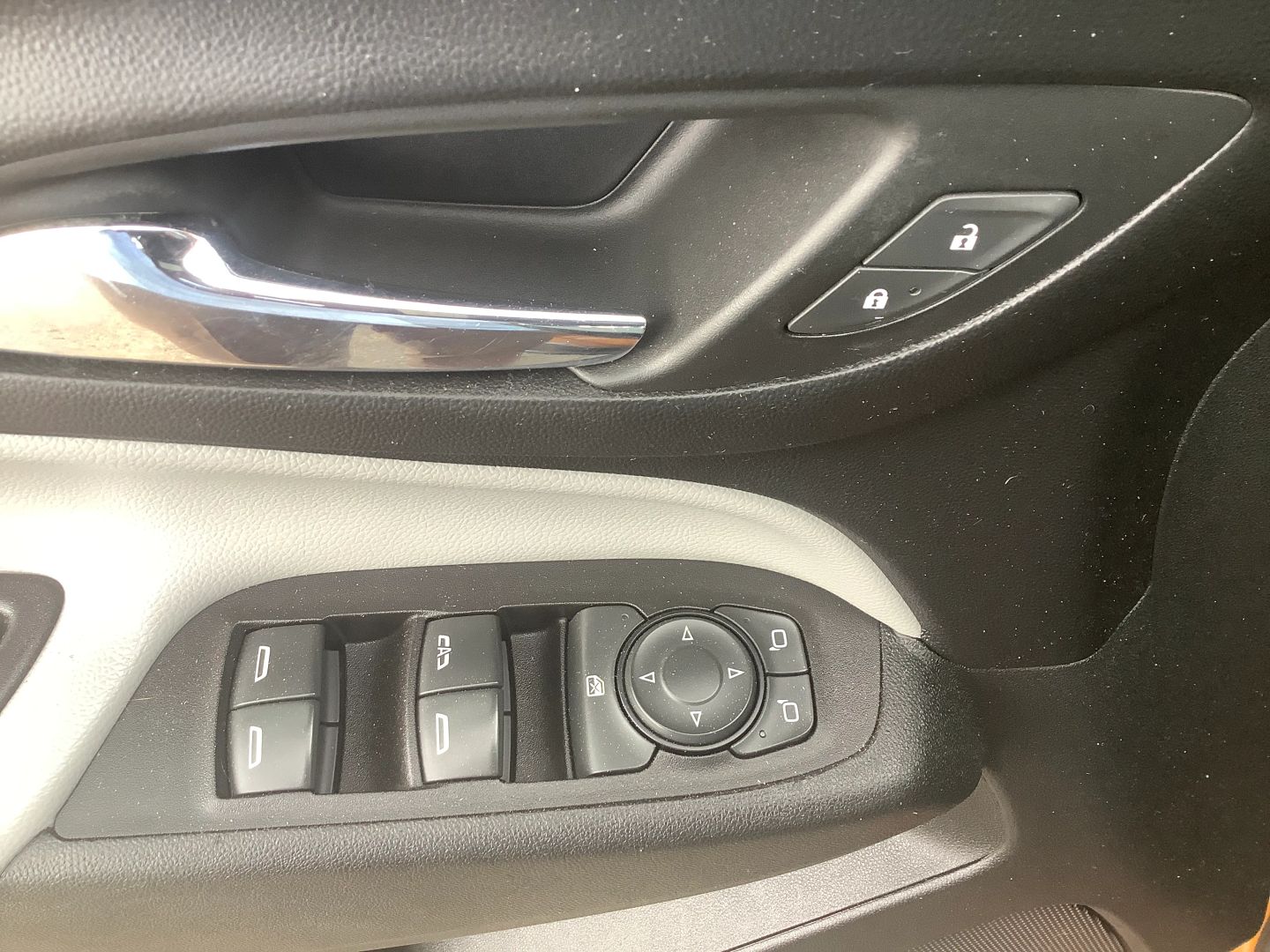 2019 Chevrolet Equinox LS - Photo 21