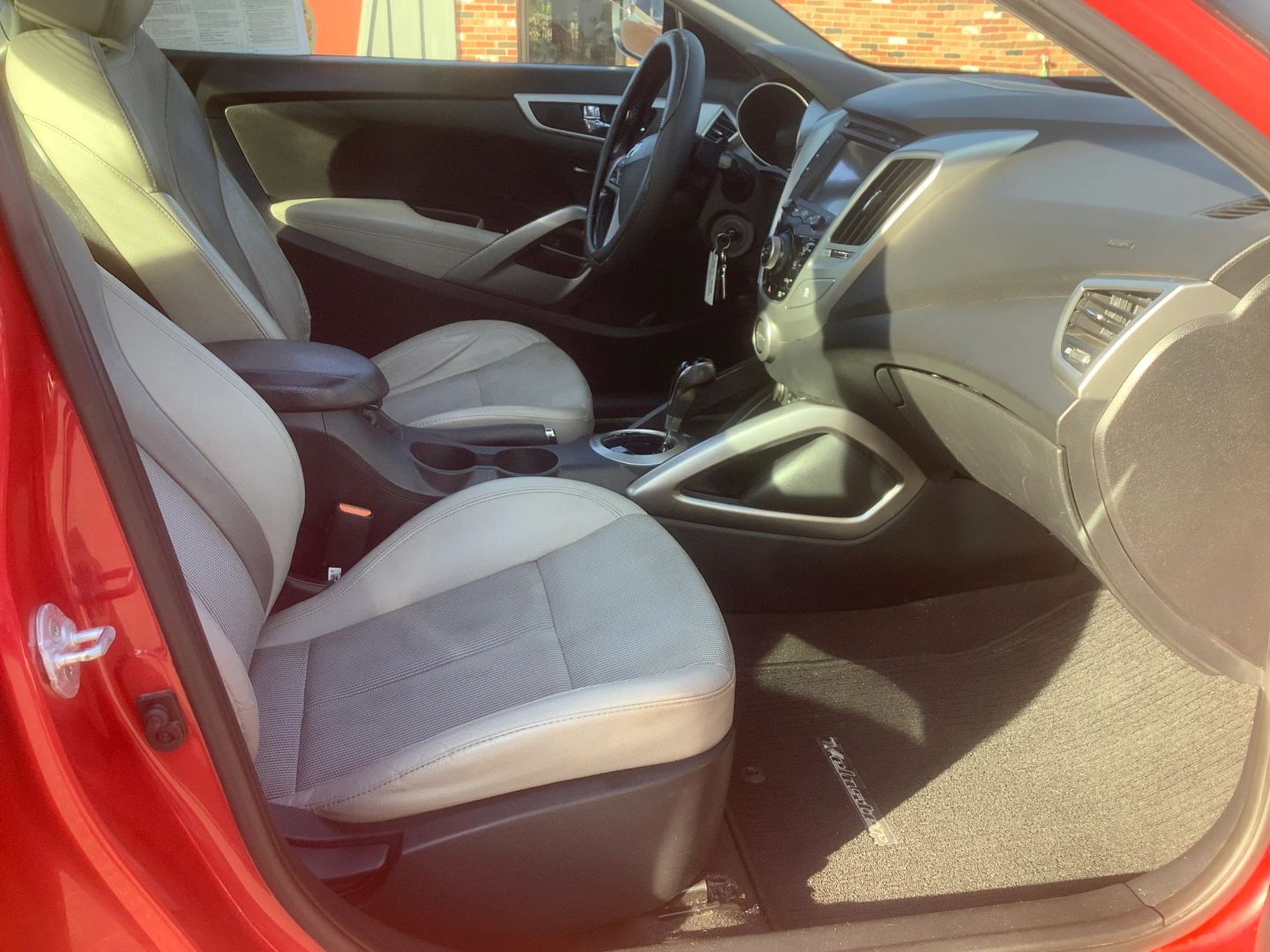 2014 Hyundai Veloster Base - Photo 13