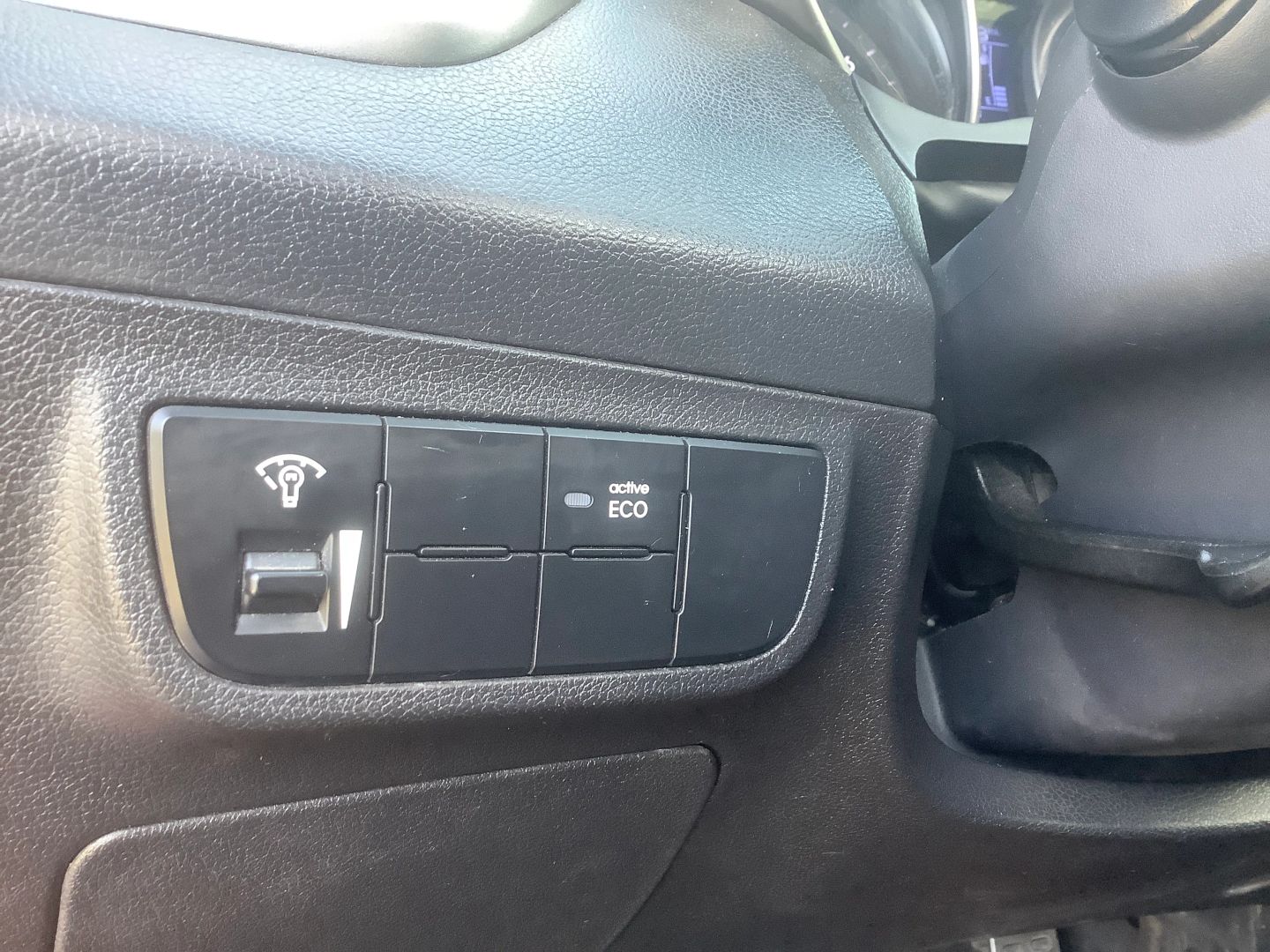 2014 Hyundai Veloster Base - Photo 29