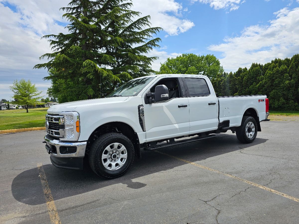 2023 Ford F-350 XLT photo 3
