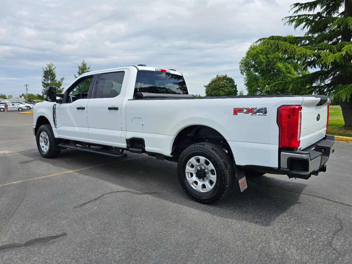 2023 Ford F-350 XLT photo 16