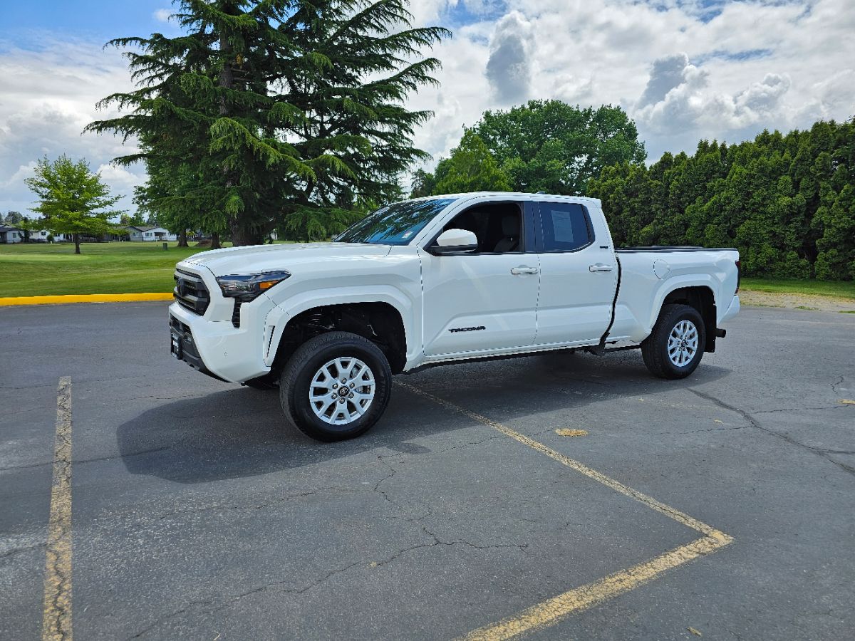 2024 Toyota Tacoma SR5 photo 3
