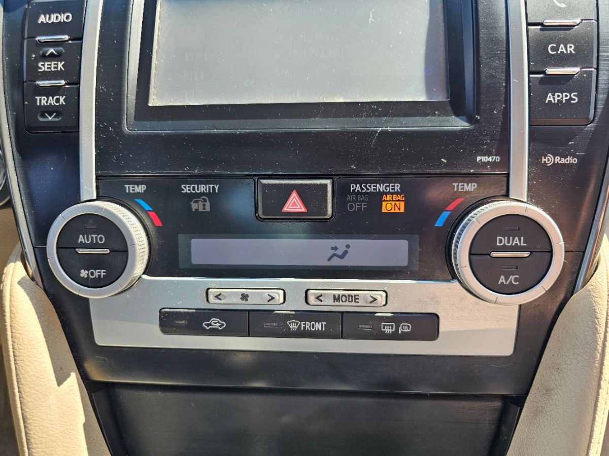 2013 Toyota Camry Hybrid XLE photo 8