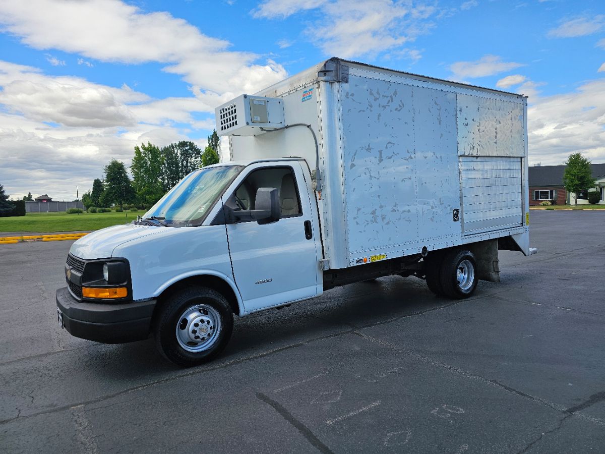2015 Chevrolet Express Cutaway Van photo 2