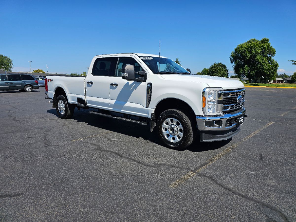 2023 Ford F-350 XLT photo 3