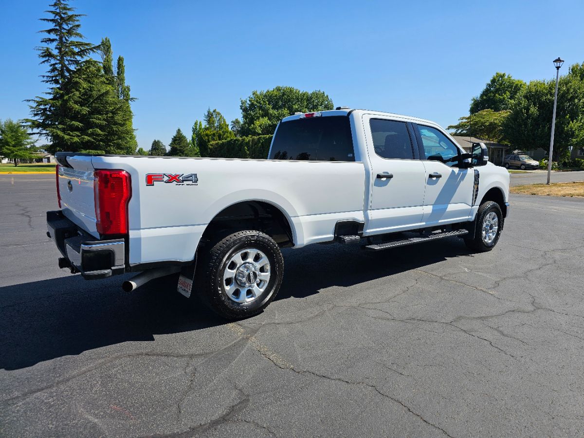 2023 Ford F-350 XLT photo 11