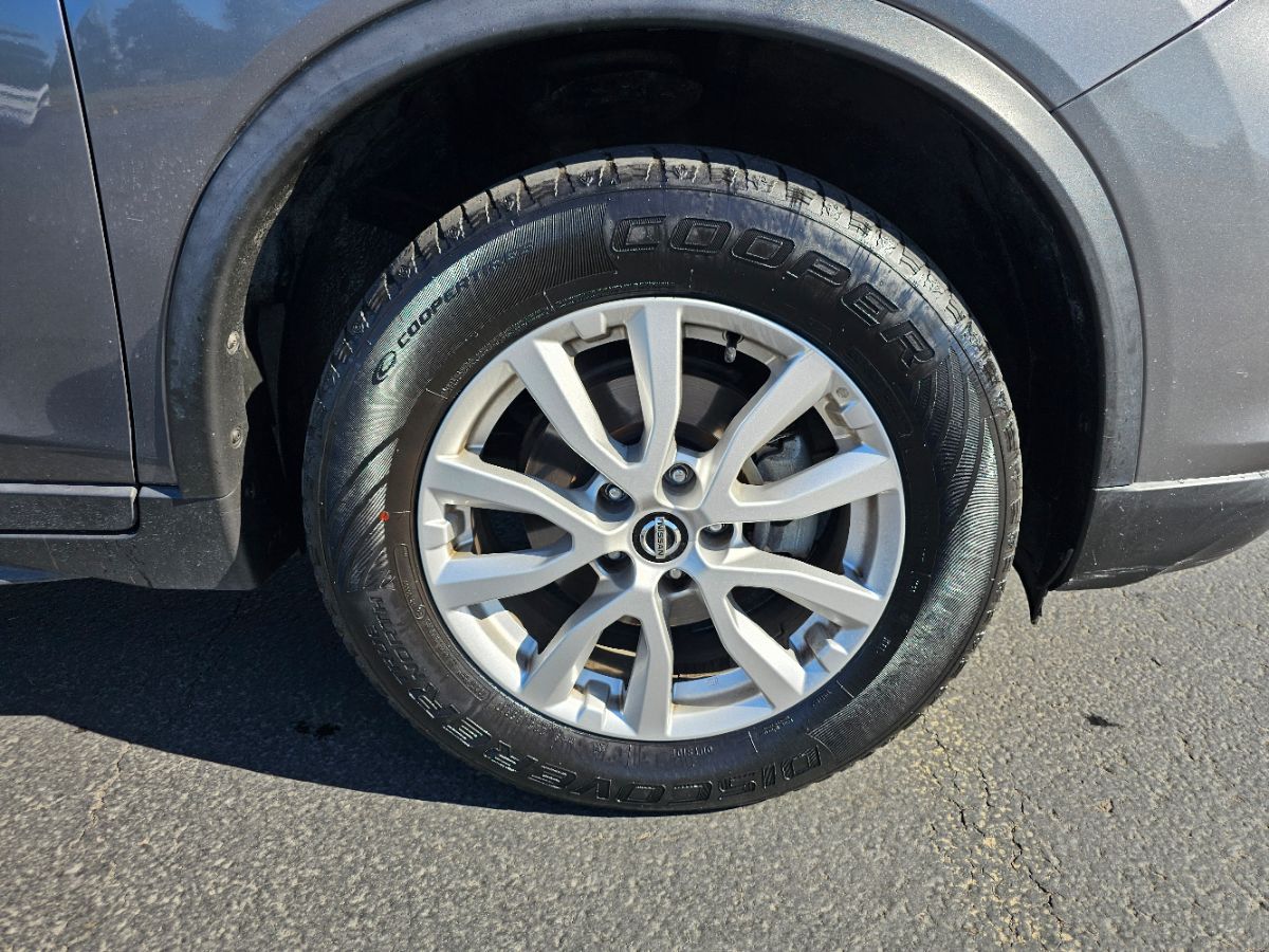 2020 Nissan Rogue SV photo 3