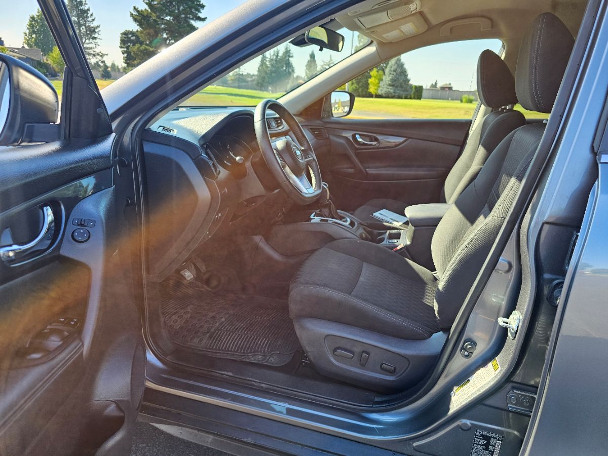 2020 Nissan Rogue SV photo 17