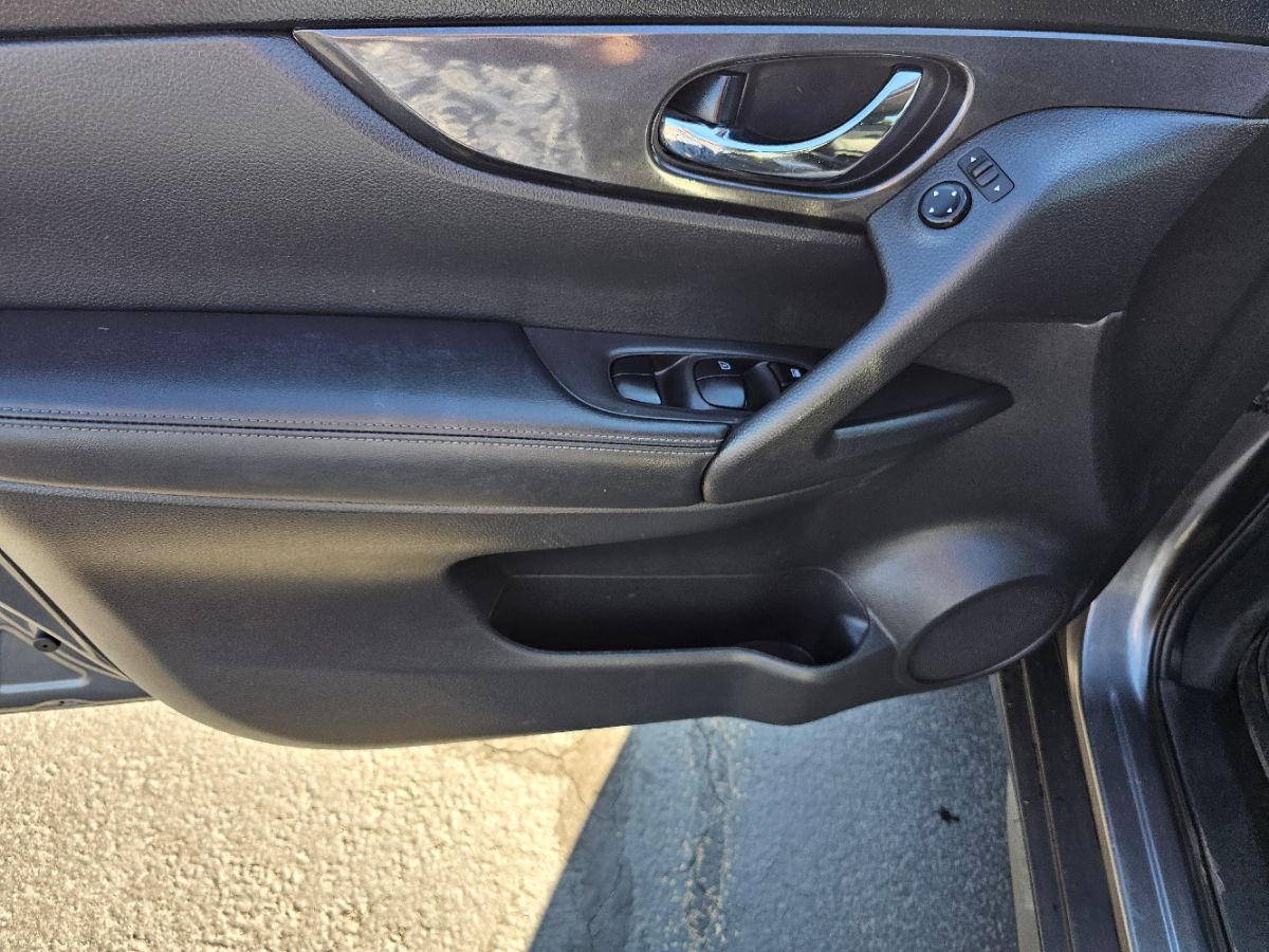 2020 Nissan Rogue SV photo 18