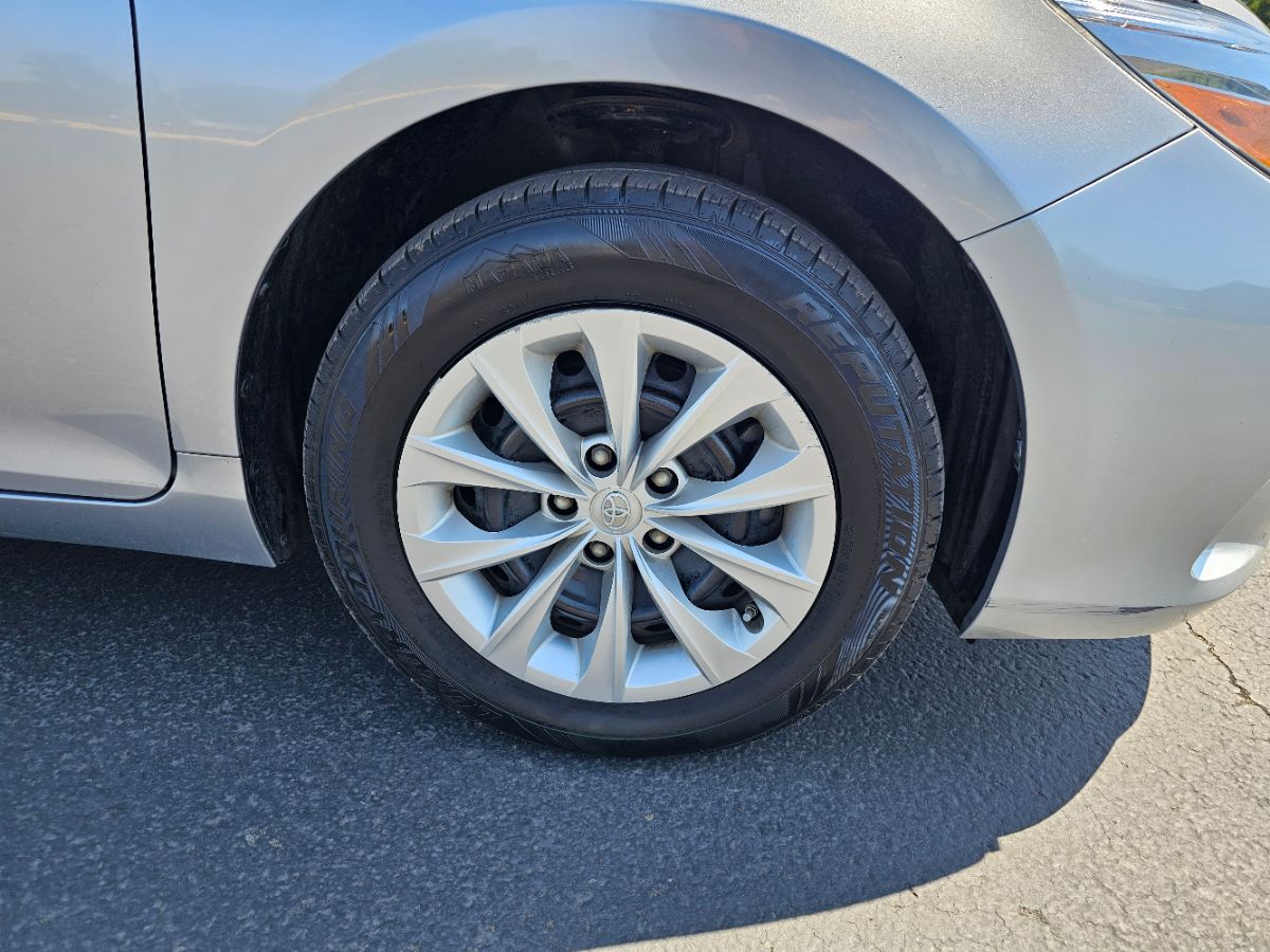 2015 Toyota Camry LE photo 2