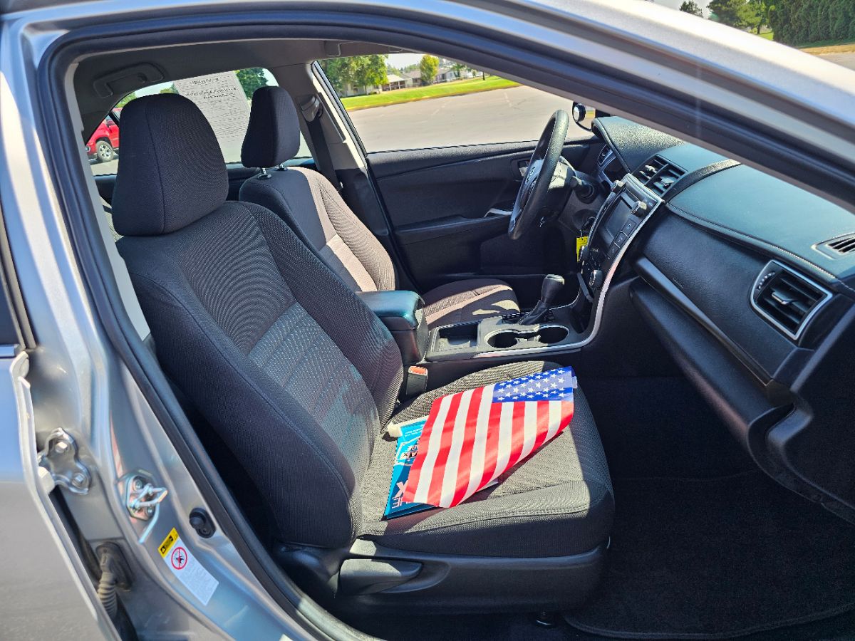 2015 Toyota Camry LE photo 3