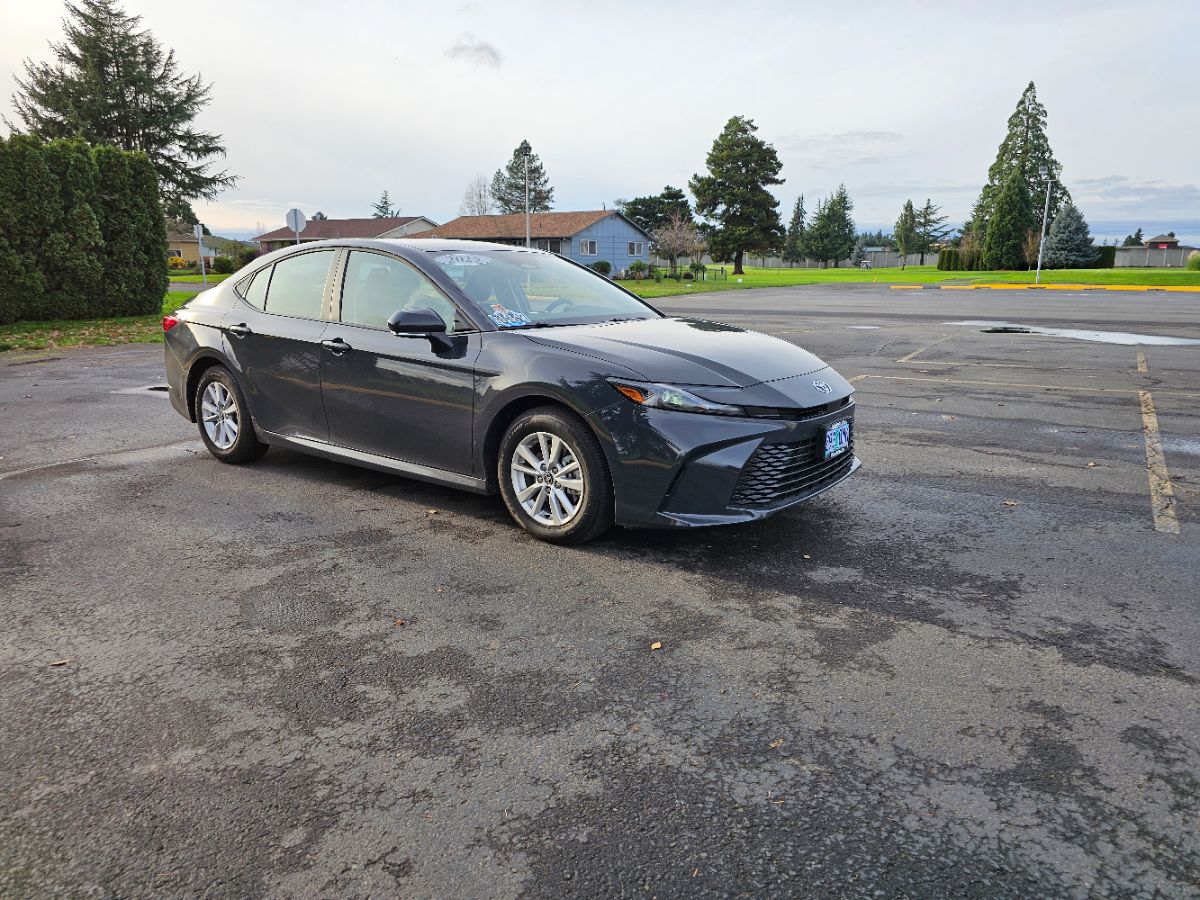 2025 Toyota Camry LE photo 4